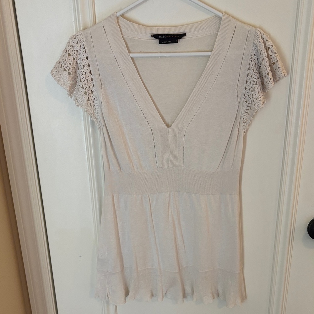 BCBGMaxAzria Cream V-Neck short sleeve sweater top